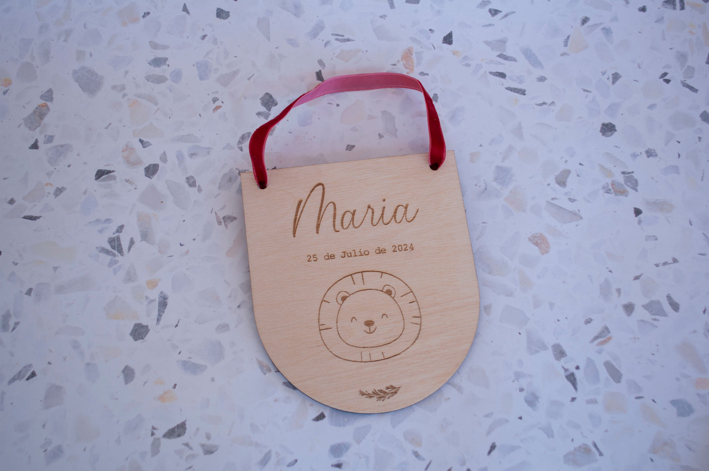 Placa de madera personalizada con nombre para bebé